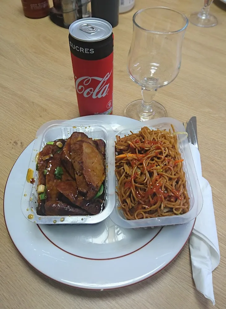 Canard Laqué Et Nouilles Sautés Aux Légumes